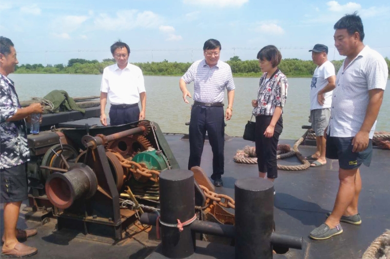 公司黨委委員、總經(jīng)理馬剛率隊深入船隊為船員“送清涼”